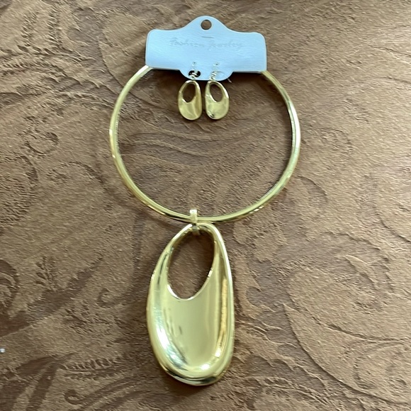 NWT Gold‎ Tone Necklace and Earrings Set - Picture 1 of 3